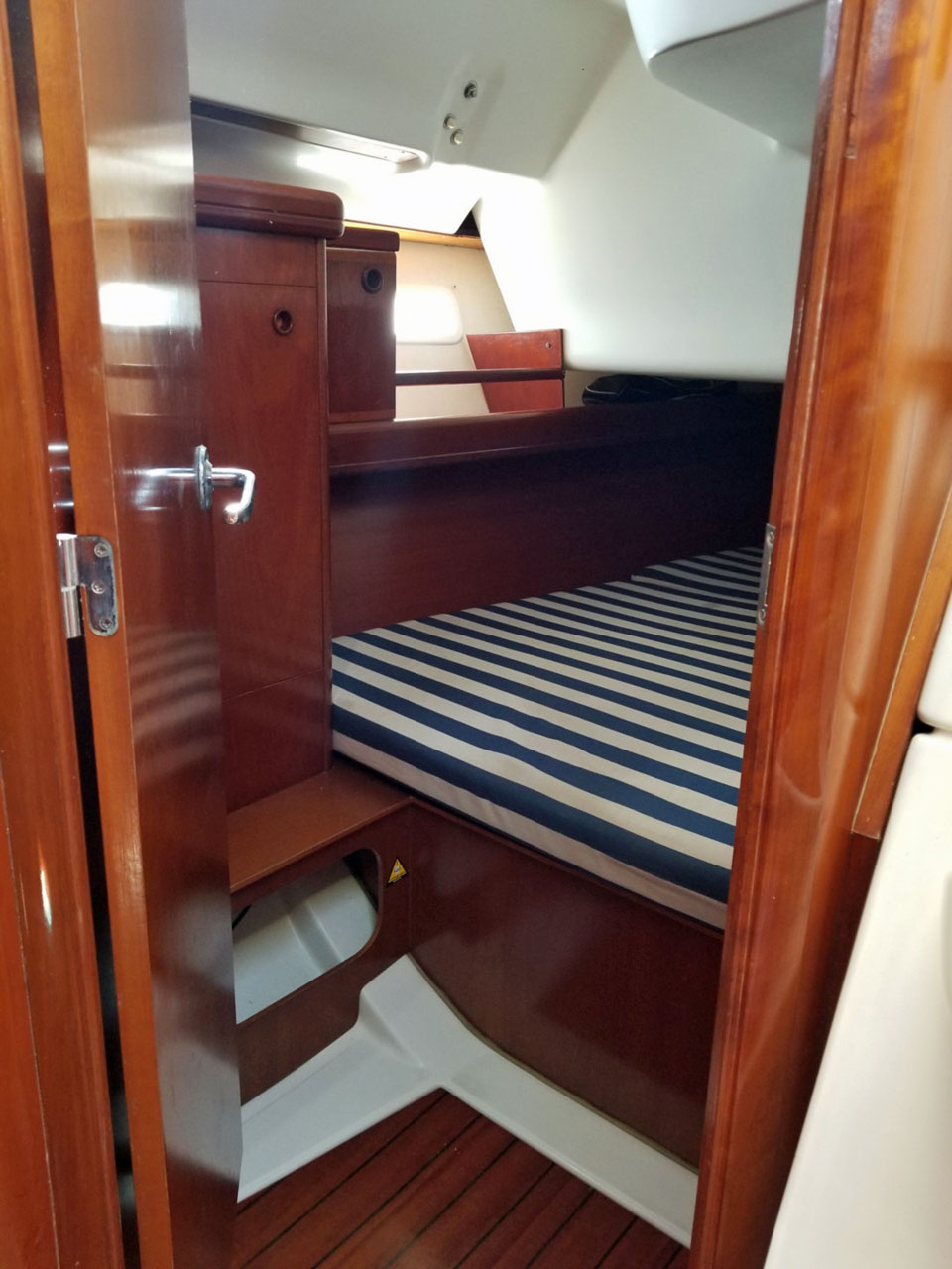 Beneteau 393 aft berth (1)