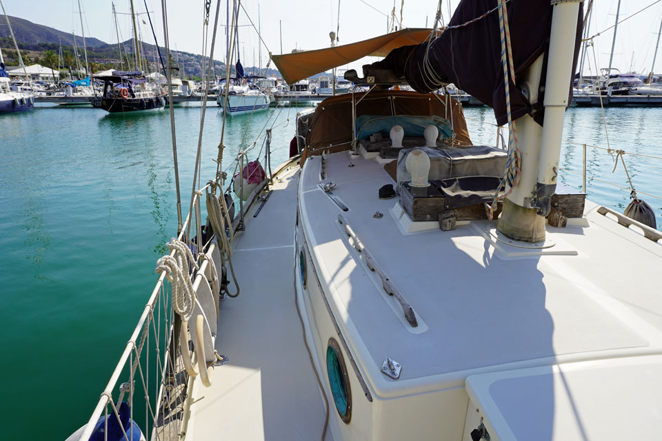 Wide side decks on a Alajuela 38 sailboat