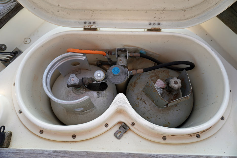 Secure gas bottle stowage on a sailboat