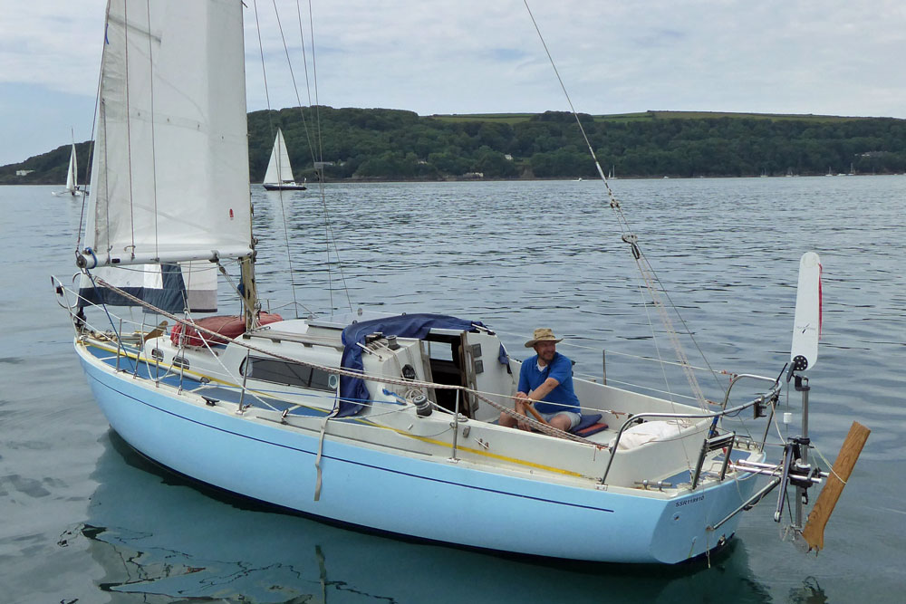 An Albin Vega 27 sailboat sailing slowly in light airs