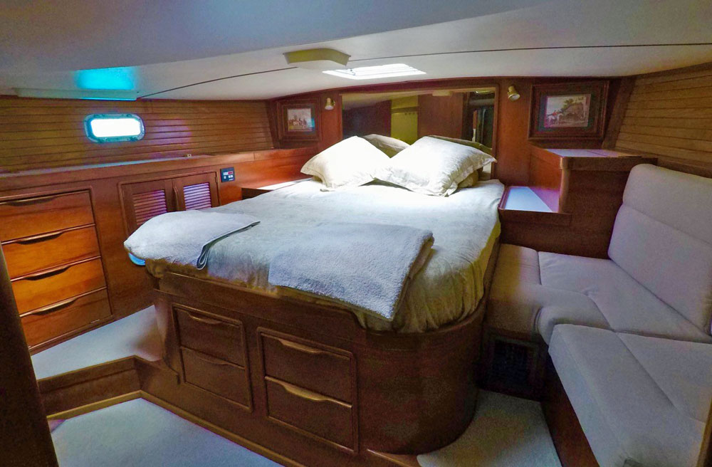 Irwin 54, 'Alila', owners suite