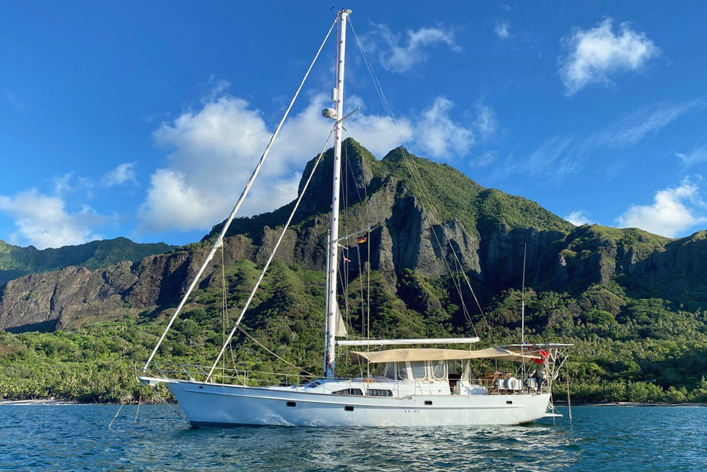 Irwin 54, 'Alila', at anchor 2