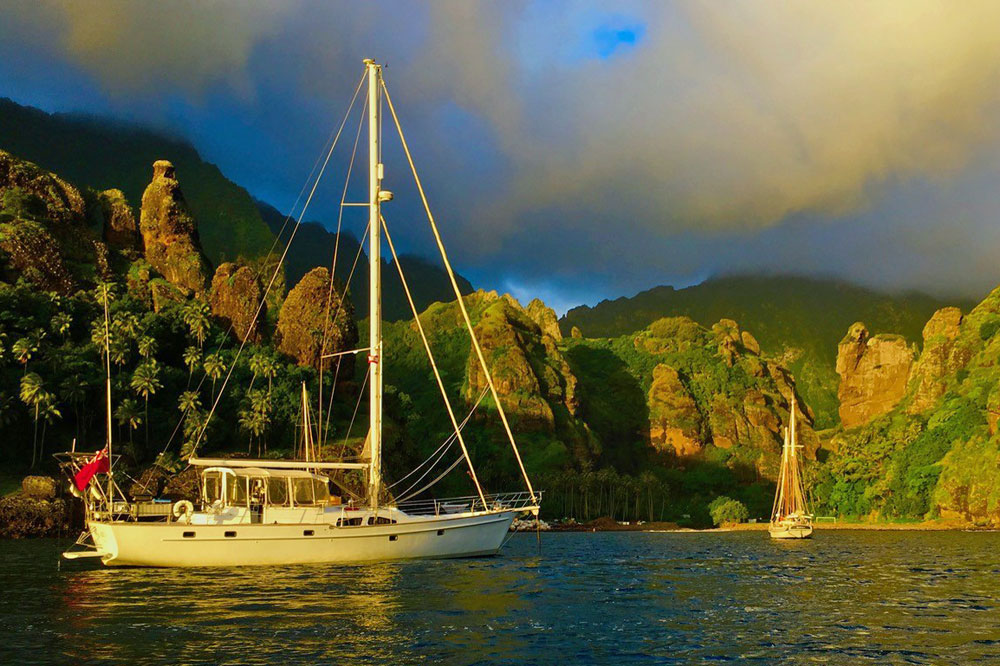 Irwin 54, 'Alila', at anchor 3