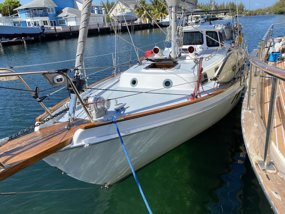 Allied Seawind MkII sailboat - foredeck