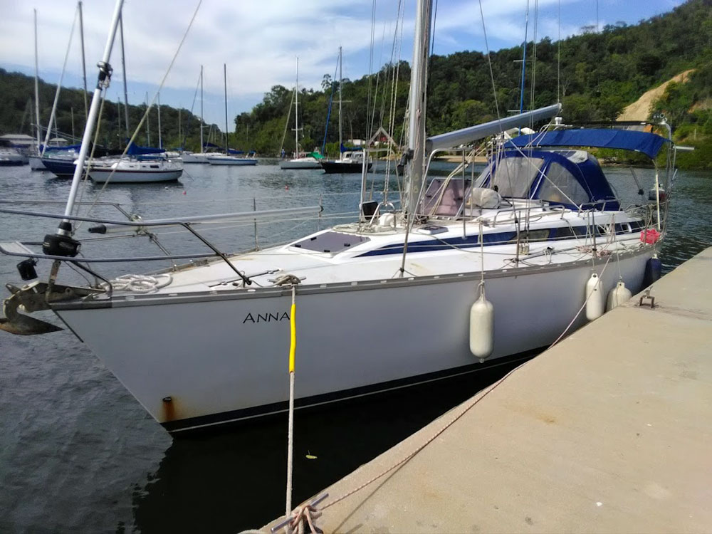 'Anna', a Bavaria 390 sailboat alongside