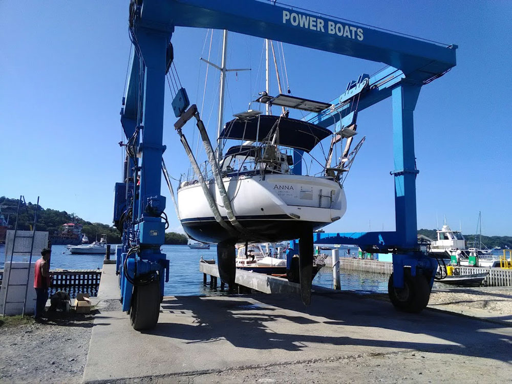 'Anna', a Bavaria 390 sailboat in a travel hoist