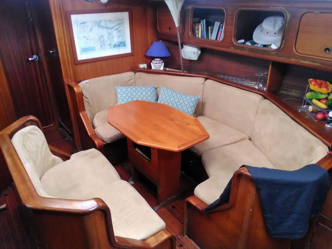 'Anna', a Bavaria 390 sailboat saloon