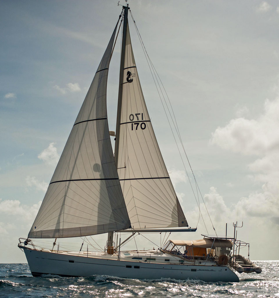 Beneteau 473 sailing