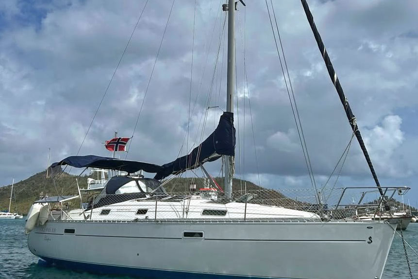 Beneteau Oceanis 331 Clipper at anchor