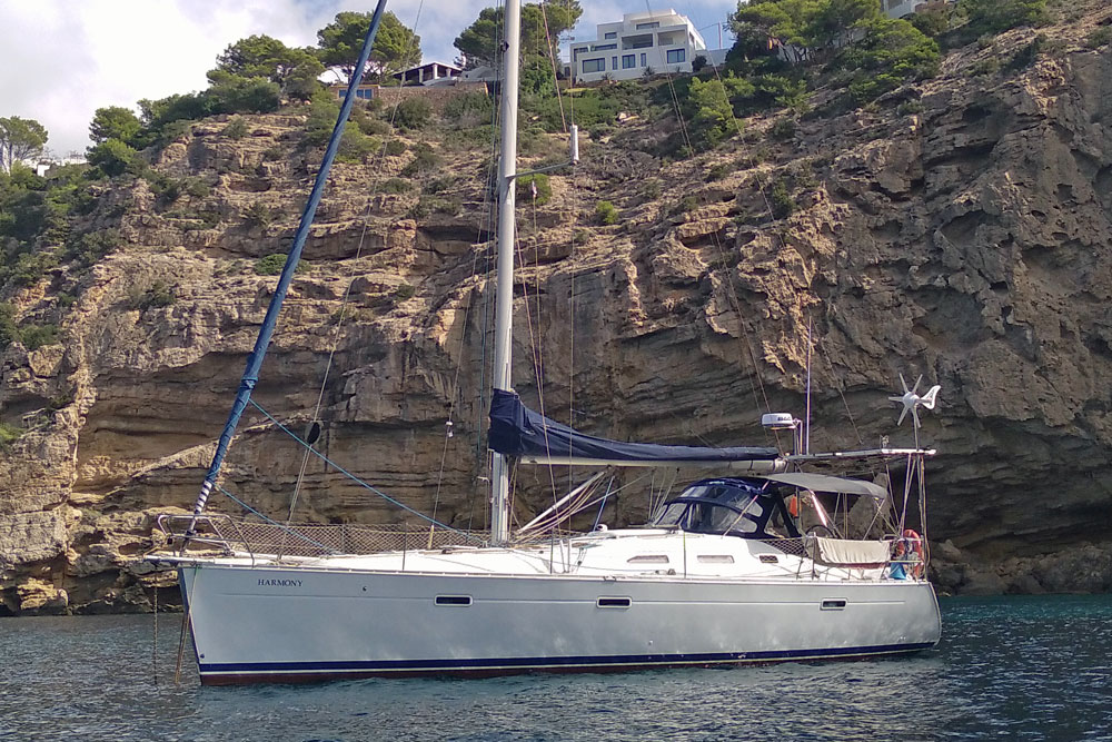 'Harmony', Beneteau Oceanis 393, anchored