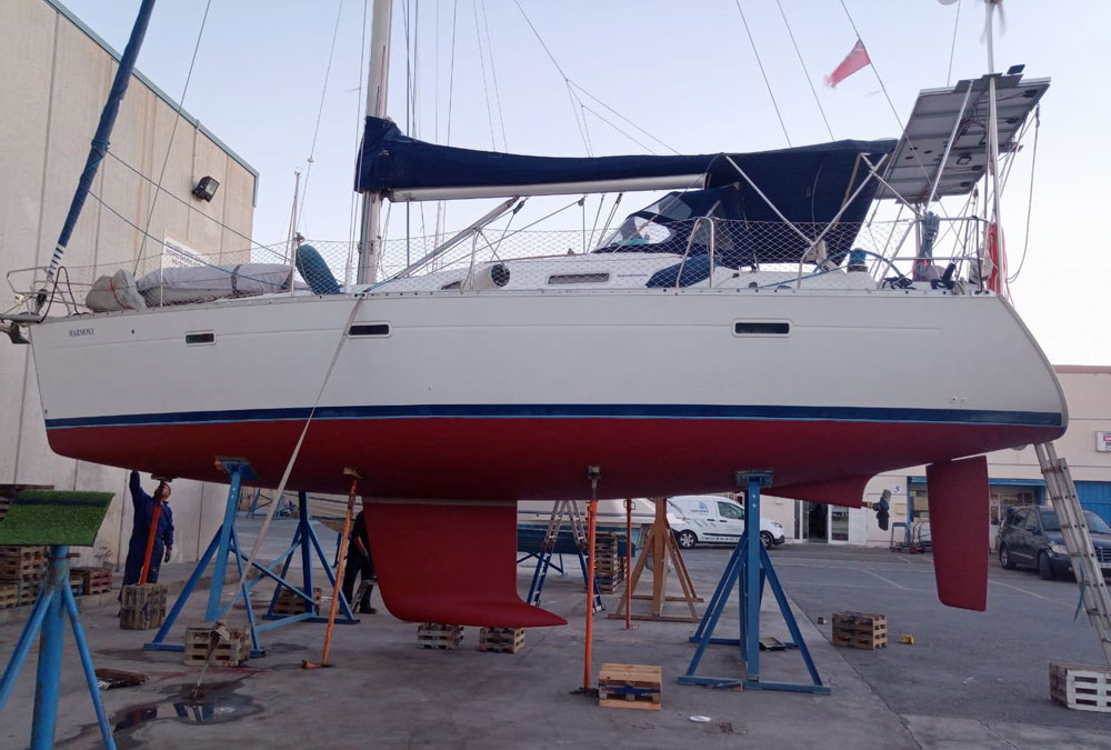 'Harmony', Beneteau Oceanis 393, ashore