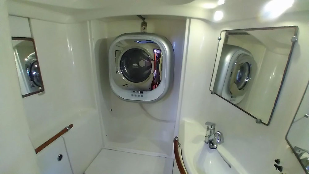 'Harmony', Beneteau Oceanis 393, washing machine
