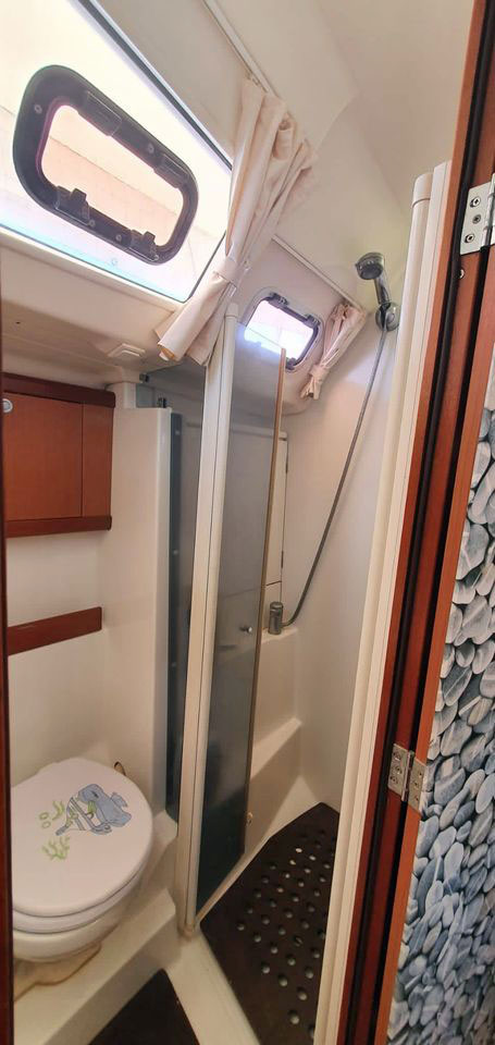 The shower compartment of a Beneteau Oceanis Family 46 sailboat