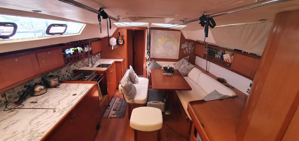 Beneteau Oceanis 46 sailboat main salon