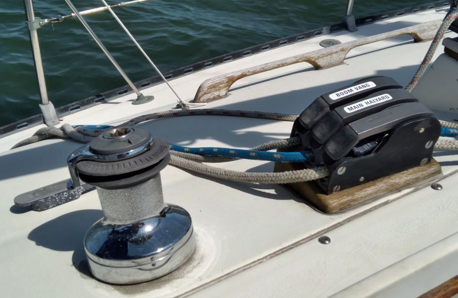 A self-tailing Lewmar sheet winch on a sailboat