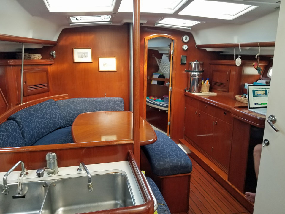 Beneteau 393 saloon