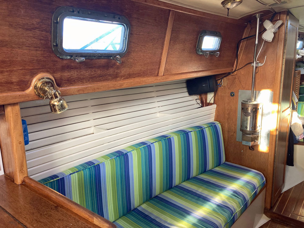 Pacific Seacraft 37, cabin (port side)