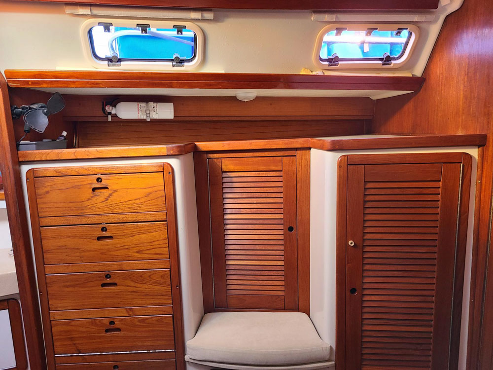 Wanu' Catalina 42MkII, lockers