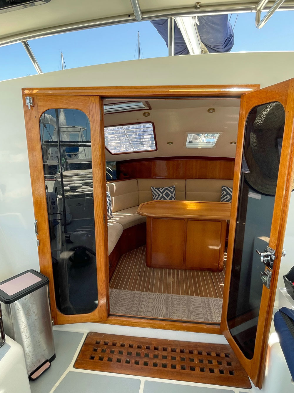 Access from cockpit to saloon in a Privilege 42 catamaran