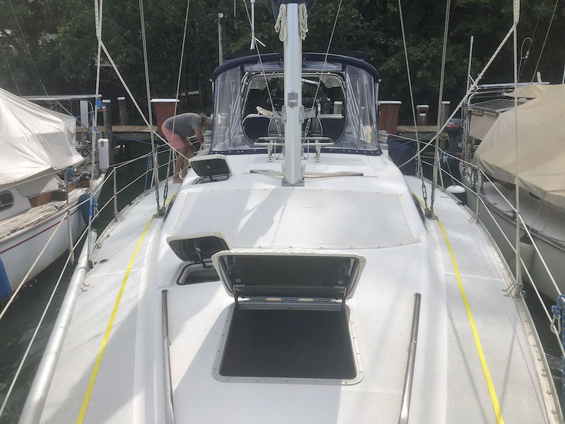 Hunter Passage 42 'Wahoo' deck