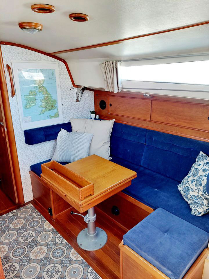 Halmatic 30 sailboat dinette