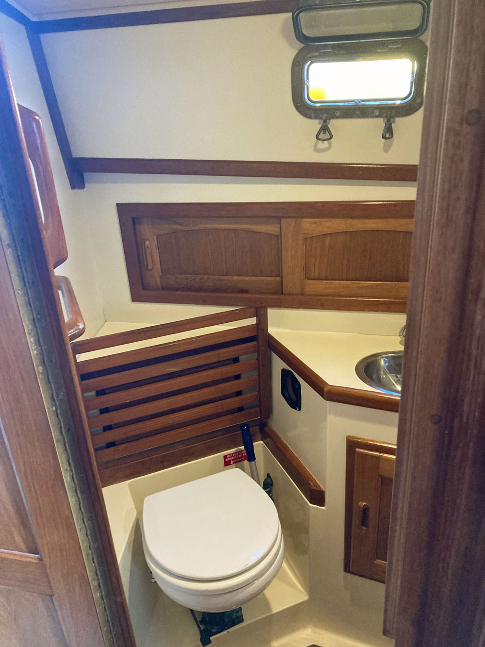 Pacific Seacraft 37, Head 2