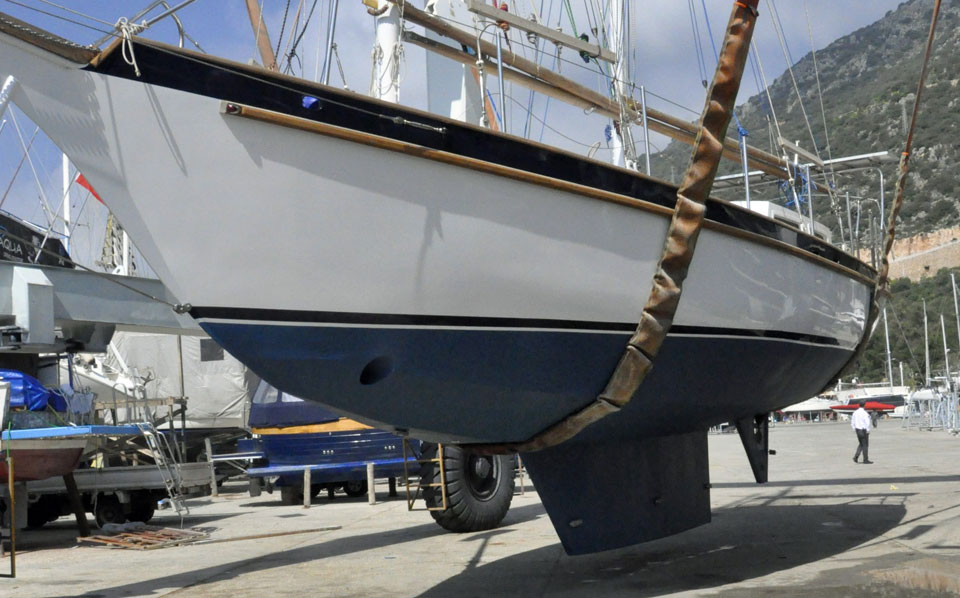 The Hout Bay 40 'Mirage' in slings