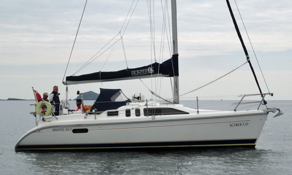 A Hunter 28.5 sailboat