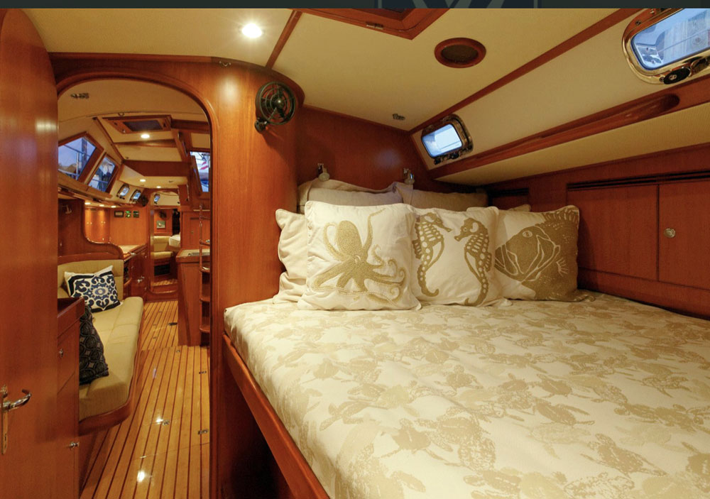 Guest cabin on 'Boundless', a Hylas 46 sailboat