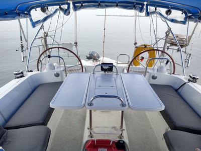 Jeanneau 44i cockpit