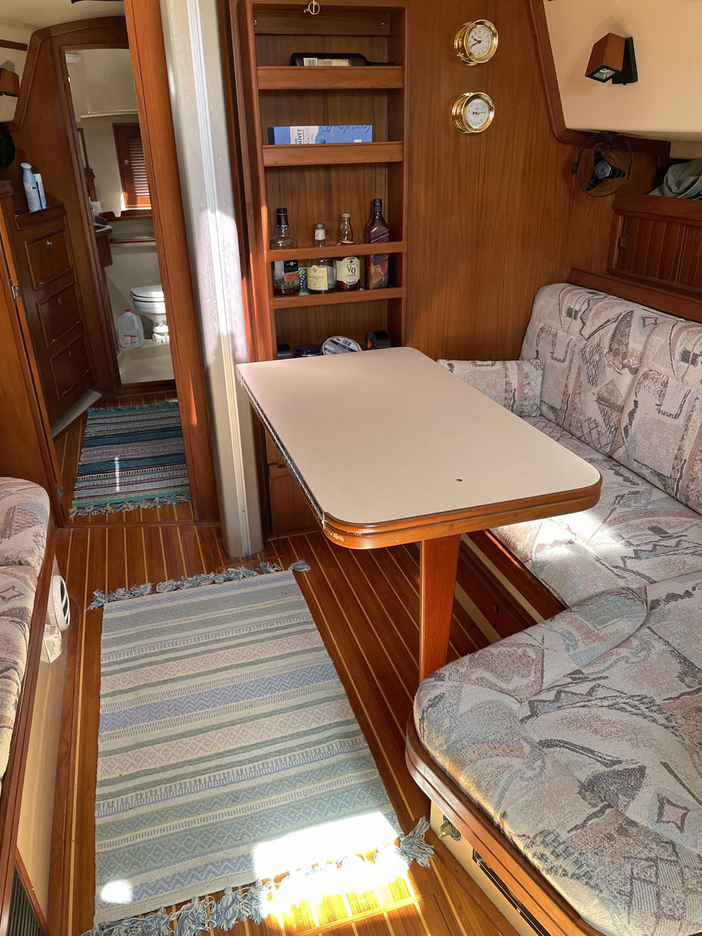 The dinette on an IP40 sailboat