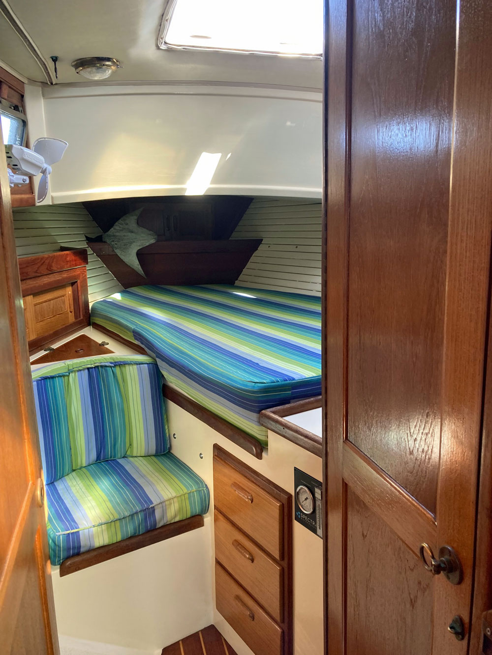 Pacific Seacraft 37, interior (bow)