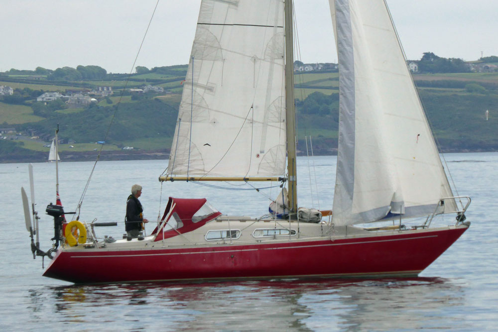 A Jouet Regent 27 trying to sail in no wind