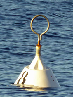 Top loader mooring buoy