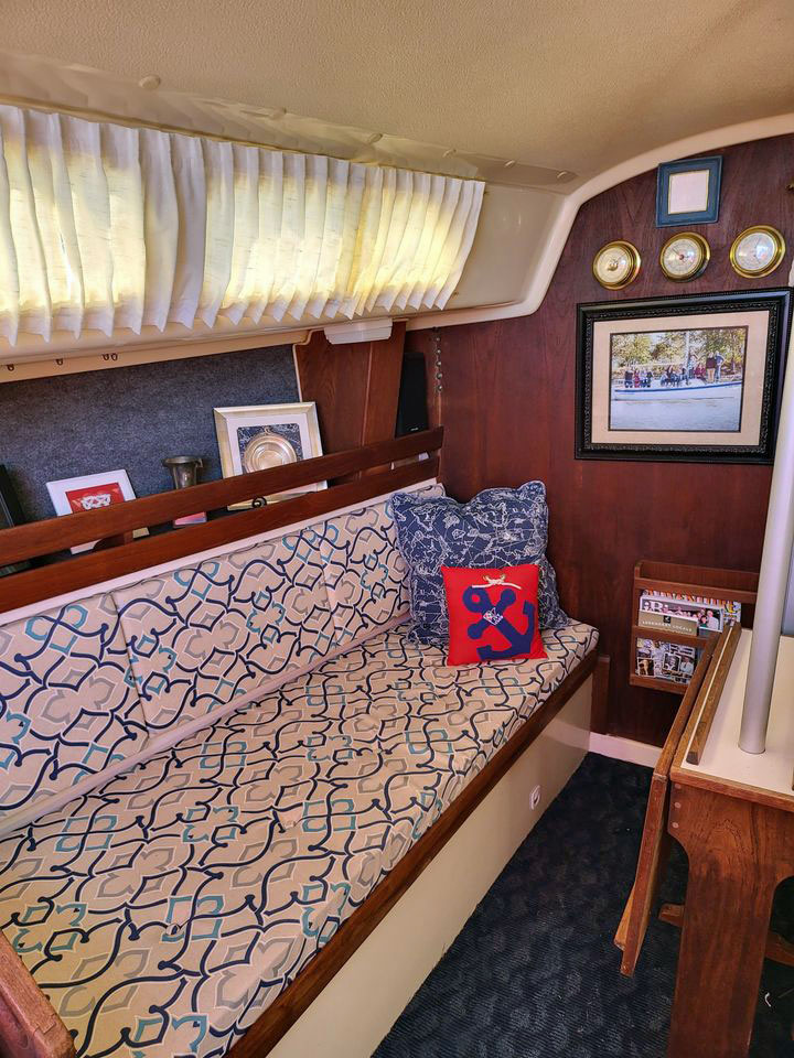 The salon, port side on an O'Day 30 sailboat