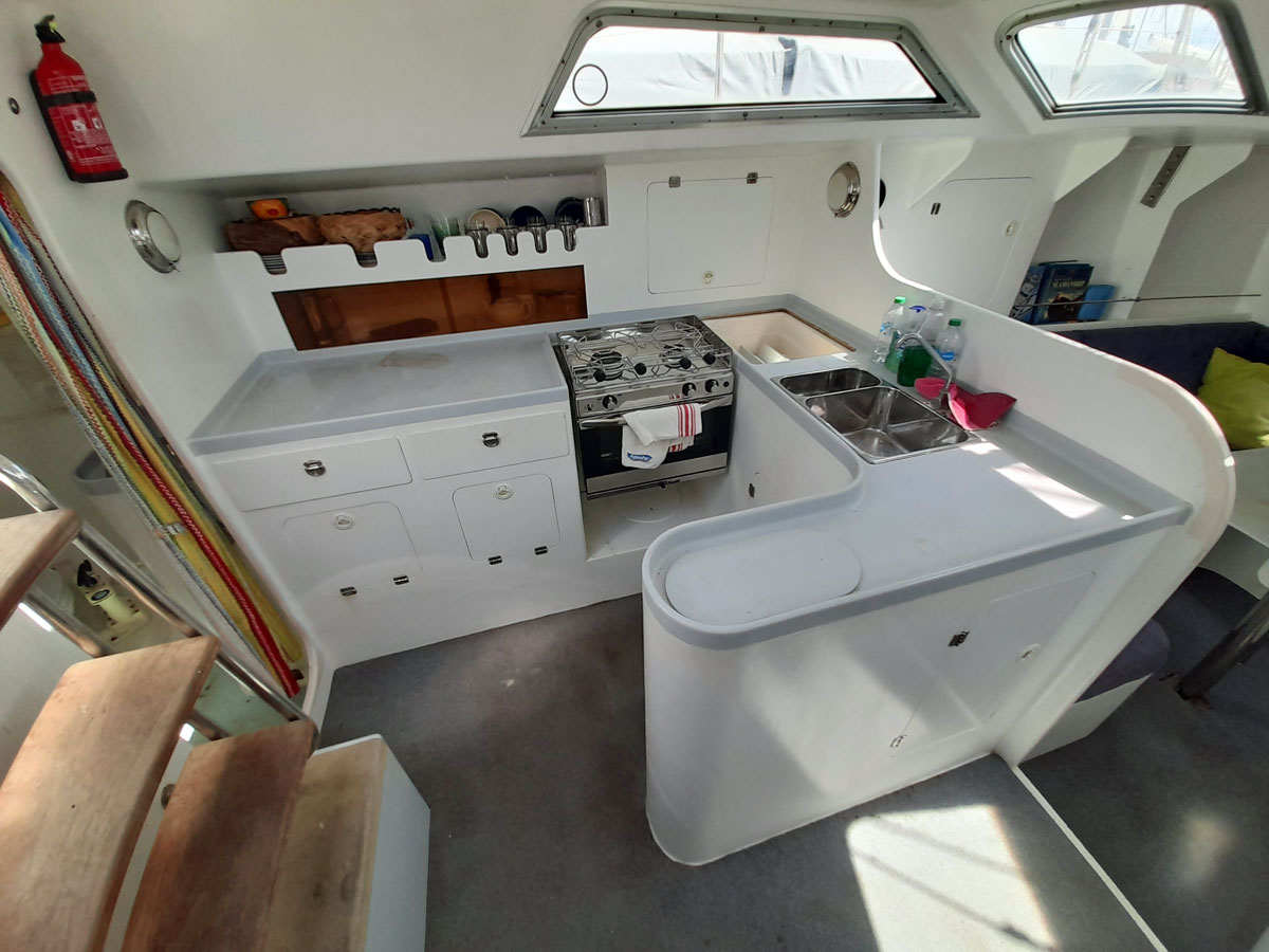 U-shaped galley on Shindig