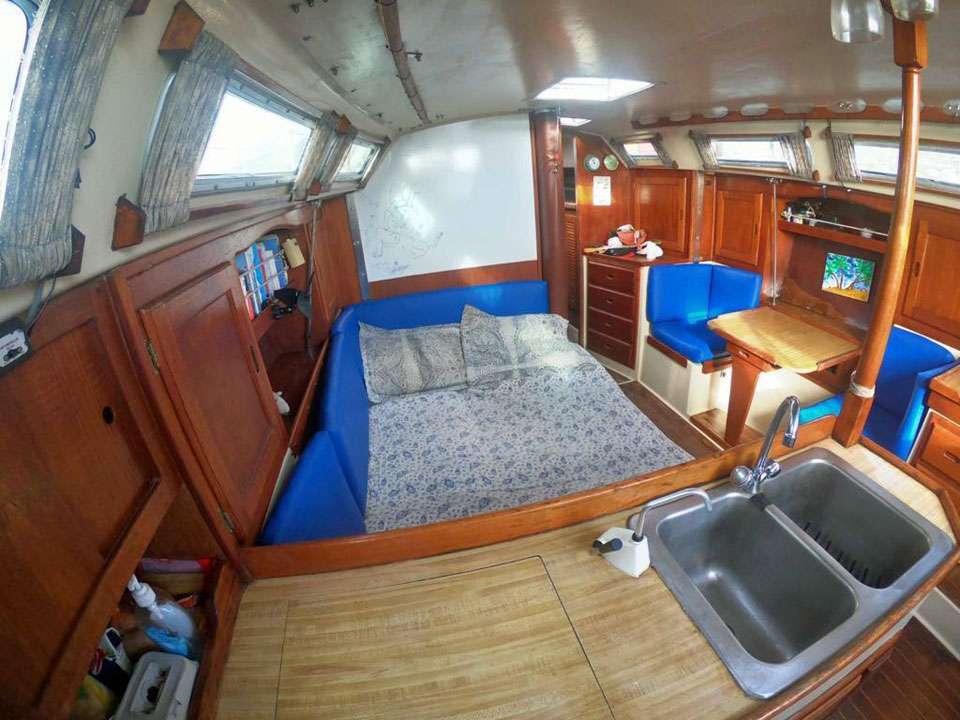 Catalina 36 'Barefoot' salon double berth