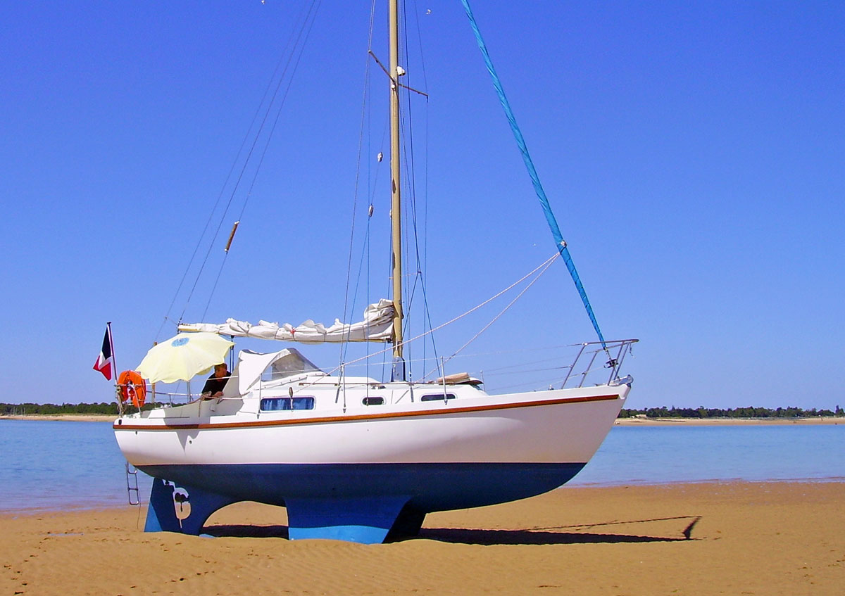 A twin-keeled Macwester 27 sailboat