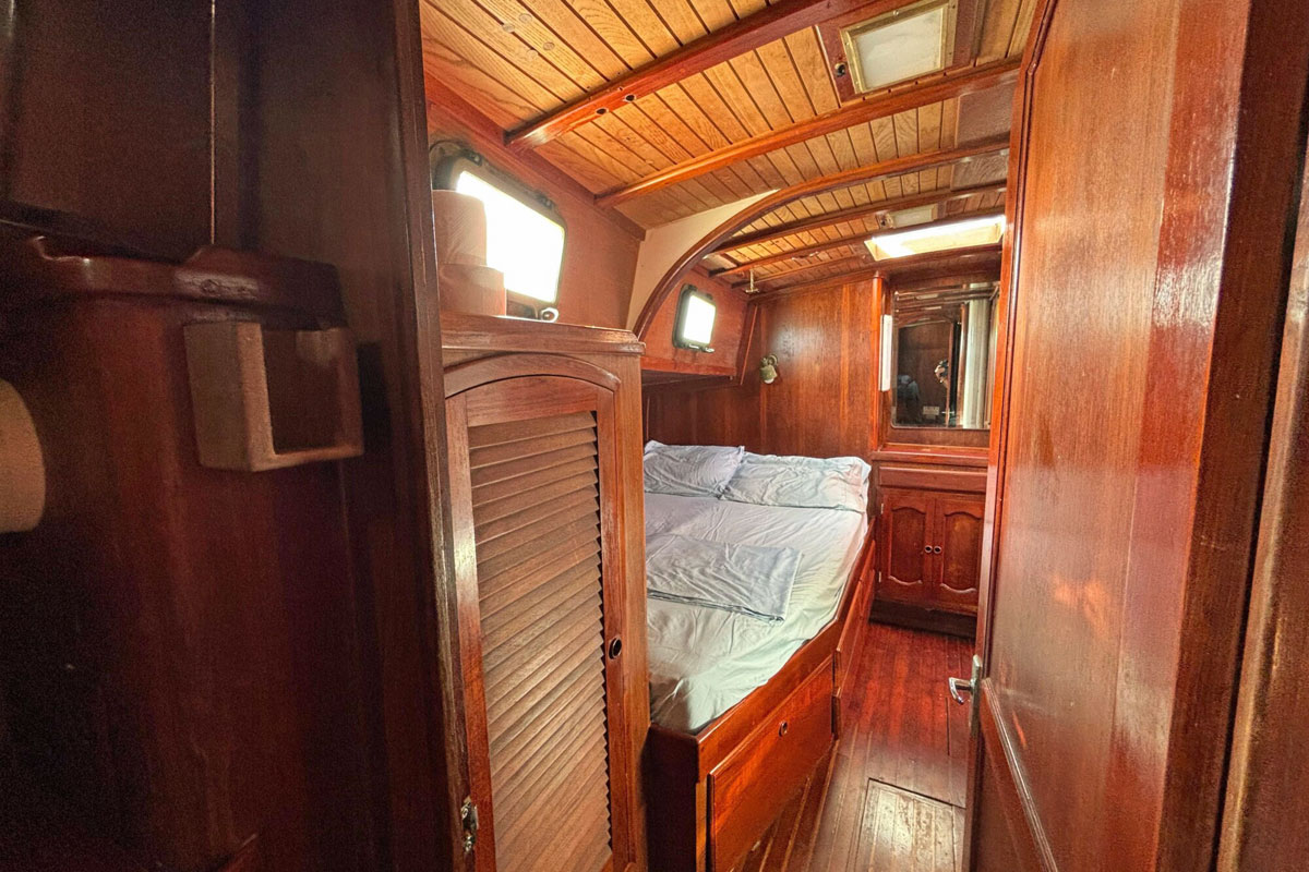 'Flying Whale', Alajuela 48, berth 3