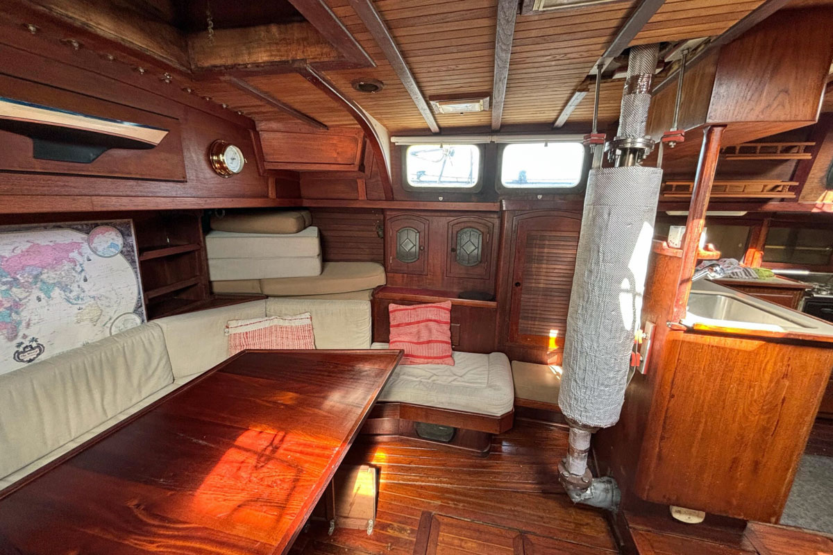 'Flying Whale', Alajuela 48, saloon 2