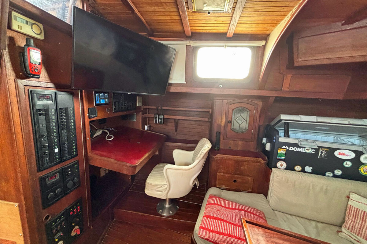 'Flying Whale', Alajuela 48, Nav station