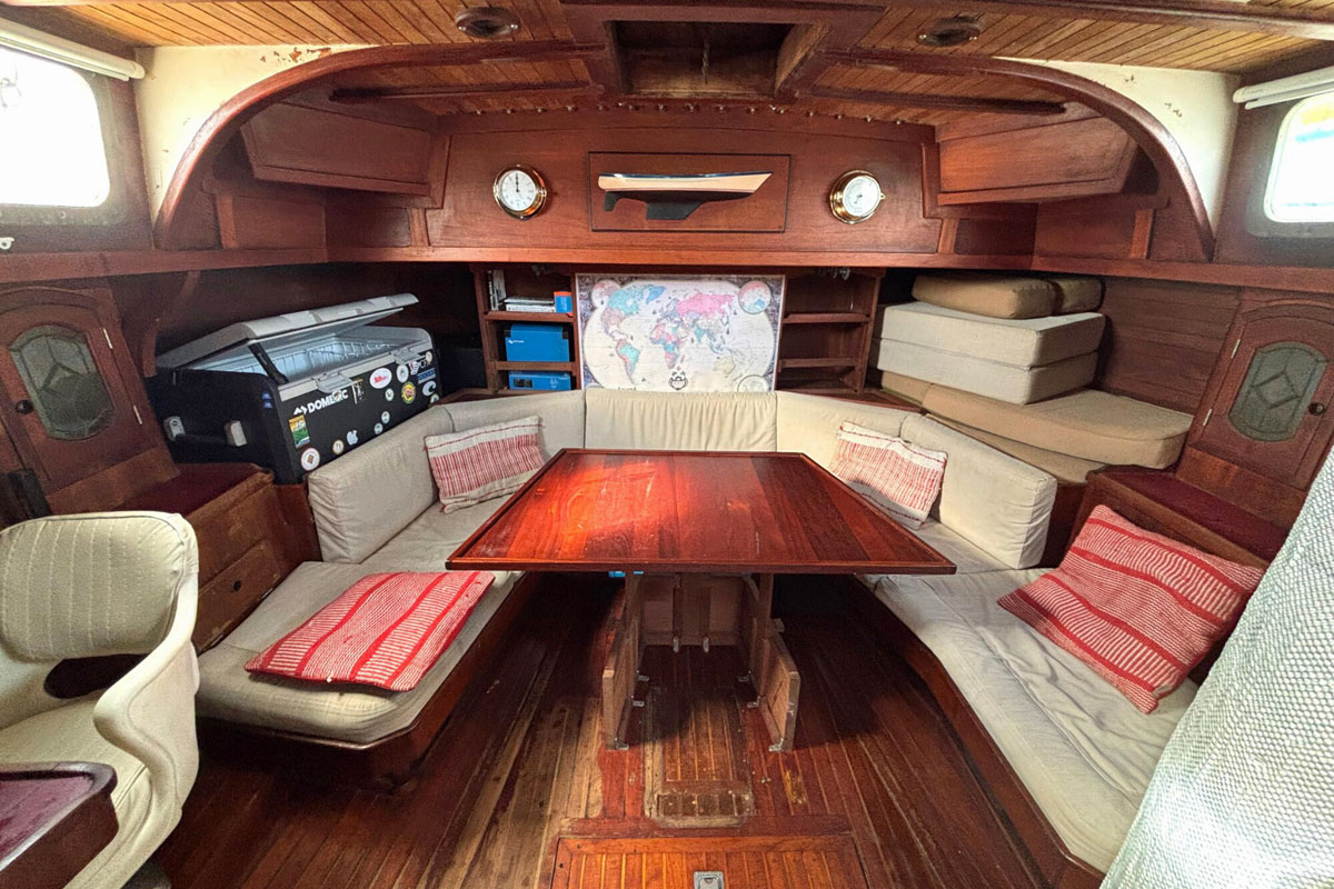 'Flying Whale', Alajuela 48, saloon