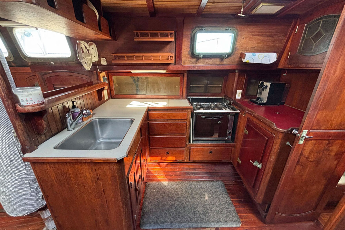 'Flying Whale', Alajuela 48, galley