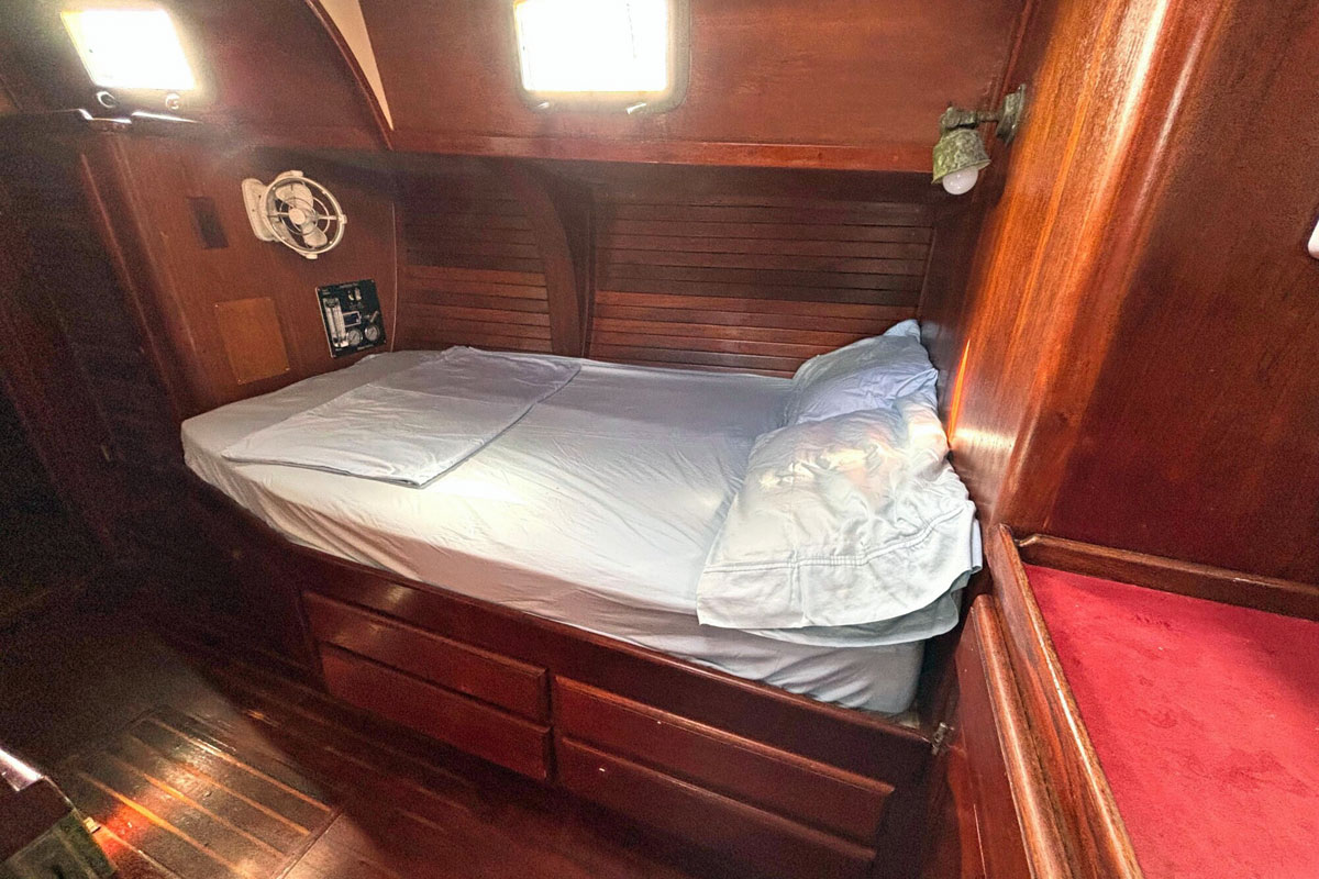 'Flying Whale', Alajuela 48, berth