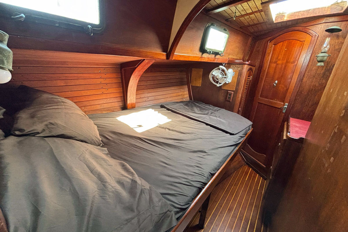 'Flying Whale', Alajuela 48, berth 2