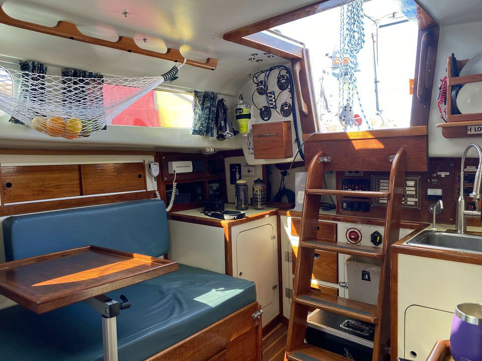 Allied Seawind MkII sailboat - companionway