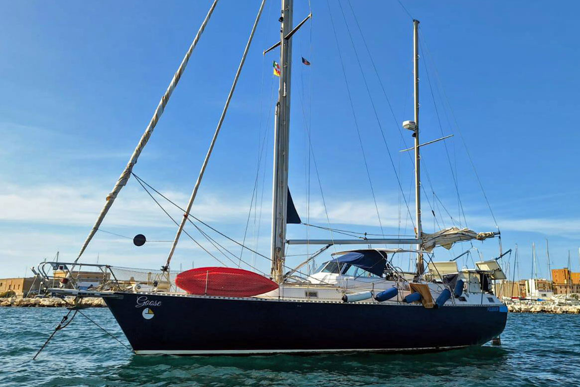 Sn Aloa 45 motorsailer at anchor