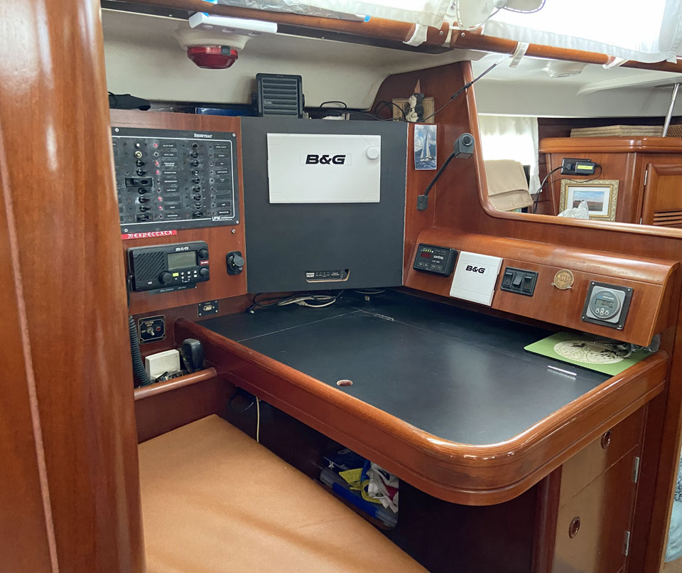 Beneteau 473 navigation station