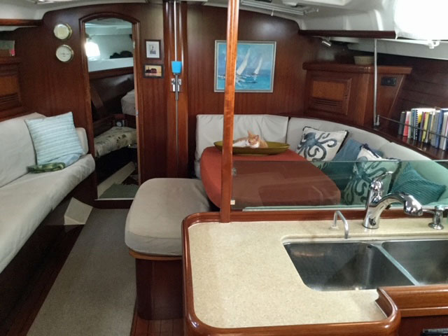 Beneteau 473 saloon