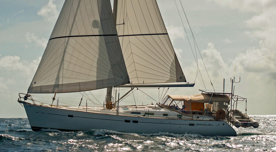 Beneteau 473 under sail
